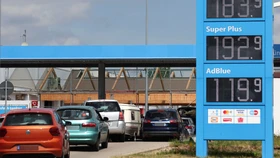 Schlange vor der Tankstelle: Die Mineralölkonzerne ziehen die Preise bereits an.