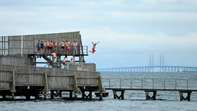 Vorbild Dänemark? Menschen am Strand in Kopenhagen
