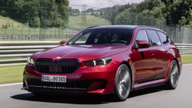 Sollte halt breit genug sein, damit die Lettern in die Frontschürze passen: Bovensiepen, Basis BMW M5