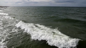 Wellen brechen sich in der Nähe des Ostseestrandes von Wustrow, Mecklenburg-Vorpommern.