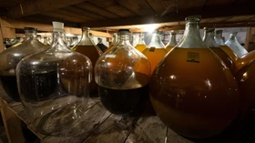 Etiketten für Essigflaschen in der Essigbrauerei Gegenbauer in Wien, Österreich, am 07. Mai 2026.