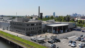 Das Schaltanlagenwerk von Siemens in der Daimlerstraße in Frankfurt wird ausgebaut.