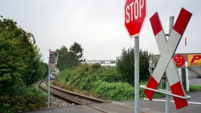 Zwei Tote bei Zusammenstoß an Bahnübergang