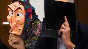 Maskierte verletzen eine Frau im Hexenkessel