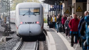Kranke Schwangere am Bahnhof zurückgelassen