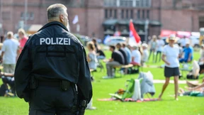 „Querdenker“ greifen Polizisten an