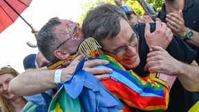 Im Regenbogen-T-Shirt zum Verhör