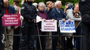 Schläger noch immer flüchtig