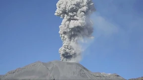 Über dem Krater des Vulkans