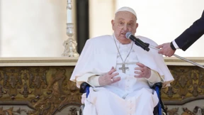 Papst Franziskus überrascht mit Auftritt auf Petersplatz