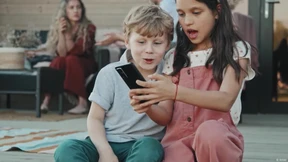 Warum Eltern weltweit Regeln bei Smartphones aufstellen