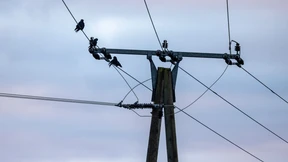 Auto fährt gegen Verteilerkasten und verursacht Stromausfall