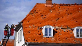 Die Ziegel flogen wie Geschosse