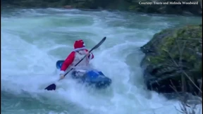 Verkleideter Weihnachtsmann paddelt durch Stromschnellen