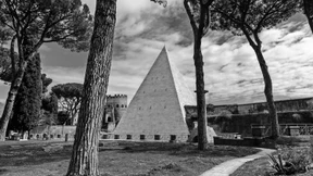 Im Schatten der Pyramide