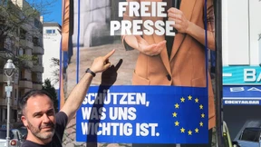 Held der Pressefreiheit? Oder Desinformationsakteur für Russland?