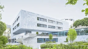 Der Russe schaut durchs Fenster