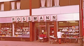 Als Kind musste Dirk Roßmann das erste Mal mit anpacken