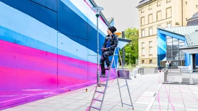 Blau und Violett weisen den Weg zum Herrngarten