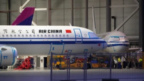 Zwei Flugzeuge fliegen nur wenige Meter aneinander vorbei