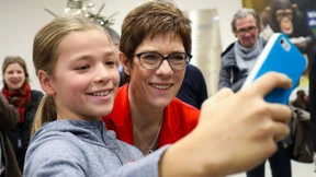 Kramp-Karrenbauer will im Wahlkampf Regeln für Influencer