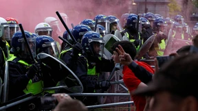 Zusammenstöße zwischen Rechtsextremen und Polizei