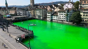Limmat in Zürich giftgrün gefärbt