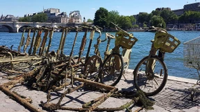 Der Roller- und Fahrradfriedhof auf dem Grund der Seine