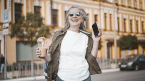 Frauen, die Kaffee trinken, altern besser