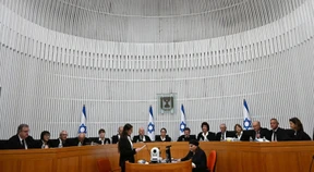 „Demokratie stirbt in einer Serie kleiner Schritte“