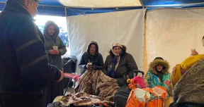 Moldau mit dem Rücken zur Wand