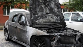 Polizei fasst zwei mutmaßliche Autobrandstifter