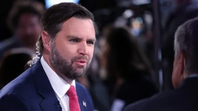 Trägt J. D. Vance Eyeliner?