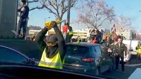 Polizistin bricht nach gewaltsamer Attacke in Tränen aus