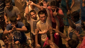 Sibel hat ein Gewehr, und Yara auch