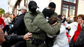 Sicherheitskräfte gehen gewaltsam gegen demonstrierende Frauen vor