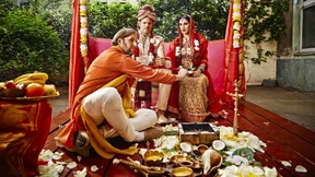 Sie spielen Ehe im Räucherstäbchennebel