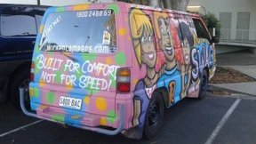 Naserümpfen über die bemalten Kleinbusse