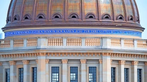 Was die Inschrift auf der Kuppel des Stadtschlosses bedeutet