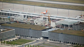 Der Berliner Pannen-Flughafen feiert eine neue Halle