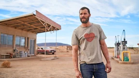 Statt Blumen bringt er die Pumpgun mit