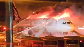 Passagiermaschine kurz vor Abflug in Brand geraten