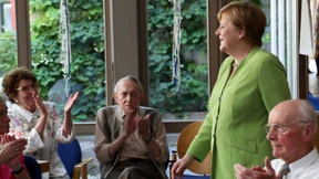 Merkel besucht Pflegeheim – und löst ihr Wahlkampfversprechen ein