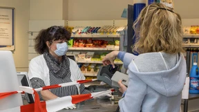 Mann ohne Mundschutz attackiert Drogerieangestellte