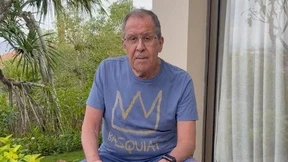 Lawrow zeigt sich wohlauf in kurzer Hose – und mit iPhone