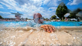 Trotzreaktion beim Oben-ohne-Schwimmen