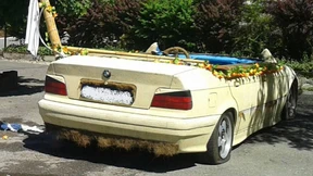 Sachsen verwandeln Auto ohne Dach in fahrbaren Pool