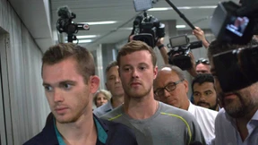 Lochtes Kumpels werden aus dem Flugzeug geholt