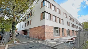 Schulbeginn in einem Neubau ohne Hindernisse