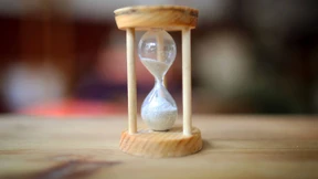 Wie ein Deutscher die Uhren wieder in Takt bringen soll